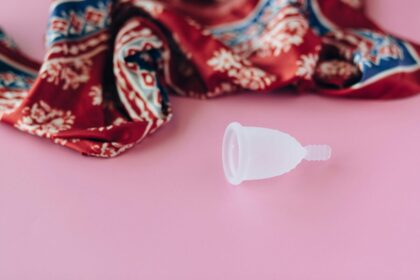 vider une cup menstruelle