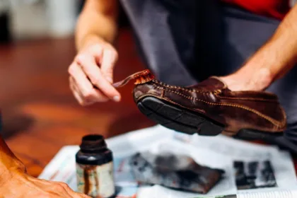 découvrez nos conseils essentiels pour l'entretien de vos chaussures en cuir. apprenez à nettoyer, protéger et nourrir vos souliers pour assurer leur durabilité et leur élégance au fil du temps.