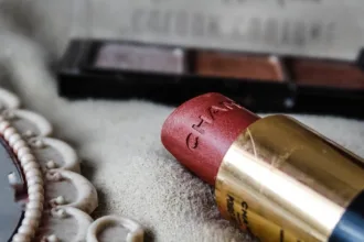 découvrez l'univers de chanel, une maison de luxe emblématique offrant des créations intemporelles en mode, beauté et parfumerie. explorez notre sélection de produits emblématiques et plongez dans le raffinement et l'élégance de la marque.