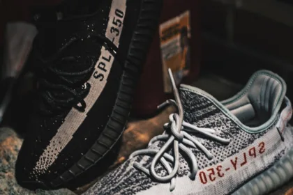 découvrez notre sélection de sneakers tendance alliant confort et style. que vous cherchiez des modèles classiques ou des designs modernes, trouvez la paire parfaite pour votre look au quotidien.