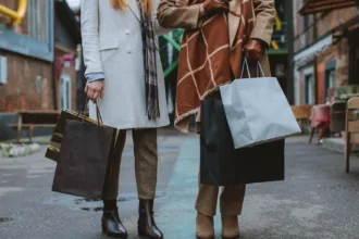 découvrez notre collection de manteaux oversized, alliant confort et style. parfaits pour ajouter une touche moderne à votre garde-robe, ces manteaux spacieux vous garderont au chaud tout en vous offrant un look tendance et décontracté. explorez des couleurs et des matières variées pour un hiver stylé !