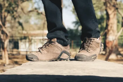 découvrez notre sélection de chaussures de marche confortables et élégantes, idéales pour vos randonnées et balades quotidiennes. profitez d'un soutien optimal et d'une excellente adhérence sur tous les terrains.