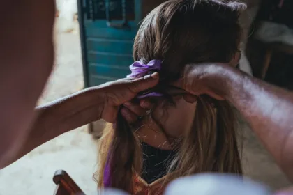 découvrez des routines de soin capillaire adaptées à chaque type de cheveux. apprenez à préserver la santé de vos cheveux avec des conseils d'experts et des astuces pratiques pour un éclat optimal et une hydratation durable.