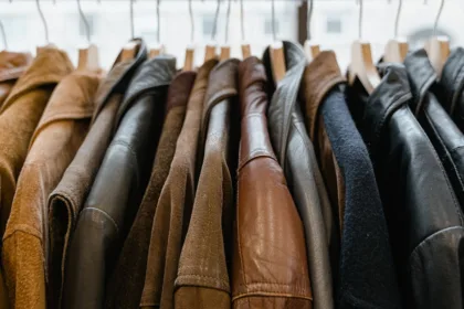 découvrez notre guide ultime des essentiels de garde-robe d'hiver, incluant des pièces incontournables pour rester au chaud et stylé durant la saison froide. optez pour le confort sans compromettre votre style !