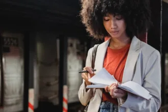 découvrez notre vaste sélection de plateformes élégantes et tendance. nos talons compensés vous offrent le style parfait alliant confort et hauteur, idéals pour toutes les occasions. explorez les dernières tendances de la mode avec nos plateformes incontournables !