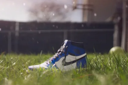 découvrez les dernières tendances en matière de sneakers : des styles incontournables aux couleurs audacieuses, explorez ce qui fait le buzz dans le monde de la mode sportive.