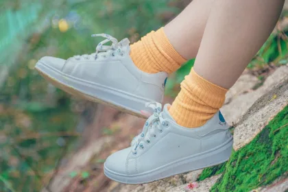 découvrez notre sélection de chaussures d'été alliant confort et style. des sandales légères aux espadrilles élégantes, trouvez la paire parfaite pour accompagner vos journées ensoleillées.