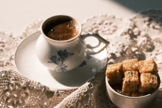 découvrez l'élégance intemporelle du vintage avec notre collection unique d'objets, de mode et de décor. plongez dans un monde où le charme du passé rencontre le style moderne, parfait pour ceux qui apprécient le raffinement d'antan.