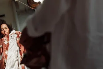 découvrez notre magnifique collection de foulards en soie, alliant élégance et confort. parfaits pour rehausser votre tenue, ces foulards en soie ajoutent une touche de luxe à votre garde-robe. idéaux pour toute occasion, ils se portent facilement et se déclinent en plusieurs motifs et couleurs.