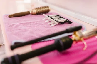 découvrez notre collection d'accessoires capillaires tendance et stylés. que ce soit des pinces, des bandeaux ou des élastiques, trouvez le parfait accessoire pour sublimer votre coiffure au quotidien.