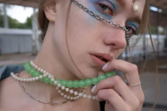 découvrez notre collection de colliers superposés, où élégance et style s'entrelacent pour sublimer votre décolleté. parfaits pour toutes les occasions, nos bijoux tendance ajoutent une touche unique à votre tenue.