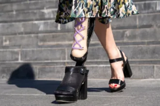 découvrez les sandales gladiateurs, parfaites pour allier confort et style. idéales pour l'été, elles s'adaptent à toutes vos tenues, des plus décontractées aux plus élégantes. offrez à vos pieds le look tendance et l'aisance qu'ils méritent!