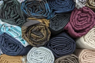 découvrez le monde des tissus synthétiques, où innovation et durabilité se rencontrent. apprenez comment ces matériaux modernes offrent résistance, confort et des possibilités infinies pour la mode et la décoration.