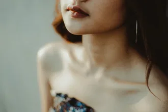 découvrez l'univers du glamour : un mélange d'élégance, de style et de charme. plongez dans les tendances scintillantes, les astuces de beauté et les inspirations mode qui vous feront briller en toutes occasions.