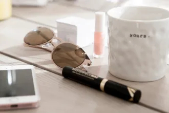découvrez notre vaste sélection d'accessoires tendance pour compléter toutes vos tenues. que ce soit des bijoux, sacs, foulards ou articles de mode, trouvez l'accessoire parfait qui reflète votre style unique.