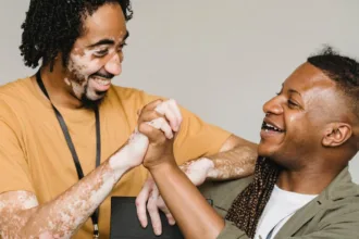 découvrez le clasp, un accessoire élégant et pratique qui ajoute une touche de style à vos tenues. explorez notre collection variée et trouvez le clasp parfait pour rehausser vos bijoux ou vos sacs.