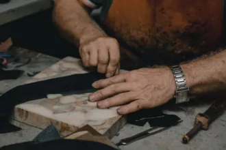 découvrez l'univers du cuir : origines, caractéristiques, usages variés et conseils d'entretien pour vos articles en cuir. plongez dans la richesse et la durabilité de ce matériau intemporel.