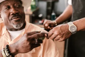 découvrez nos conseils essentiels pour prendre soin de vos bracelets en perles. apprenez à les nettoyer, les ranger et les préserver afin qu'ils conservent leur éclat et leur beauté au fil du temps.