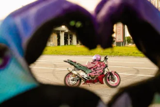 découvrez notre collection de gants en cuir, alliant élégance et confort. parfaits pour affronter le froid avec style, nos gants en cuir sont disponibles dans une variété de couleurs et de styles pour satisfaire toutes vos envies.