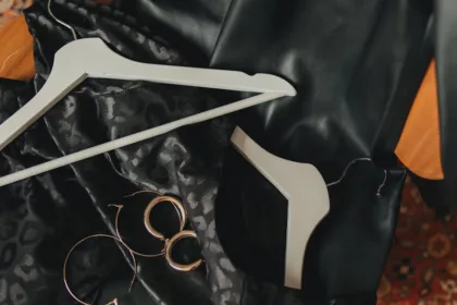découvrez l'élégance intemporelle du cuir texturé. ce matériau haut de gamme offre non seulement une esthétique raffinée, mais également une durabilité exceptionnelle. que ce soit pour des accessoires, des vêtements ou des meubles, le cuir texturé ajoute une touche unique et sophistiquée à votre style de vie.