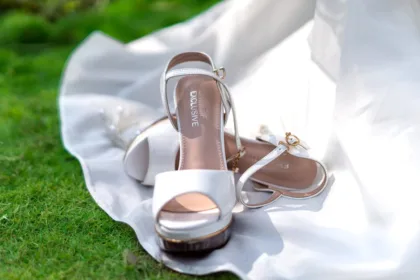 découvrez notre collection de sandales à talons compensés en liège, alliant élégance et confort pour un style estival incontournable. parfaites pour sublimer vos tenues tout en restant à l’aise toute la journée !