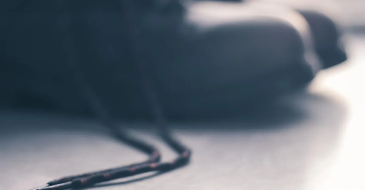 découvrez nos derbies en cuir verni noir, élégantes et intemporelles, parfaites pour sublimer vos tenues de cérémonie ou de bureau avec une touche sophistiquée.