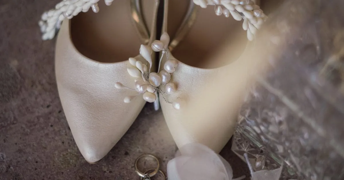 découvrez nos chaussures derby à motif floral, alliant élégance et originalité pour sublimer votre style. parfaites pour affirmer votre personnalité avec une touche tendance.