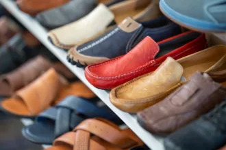découvrez notre sélection de loafers élégants, alliant confort et style pour toutes vos occasions. trouvez la paire idéale parmi nos modèles tendance pour compléter votre garde-robe.