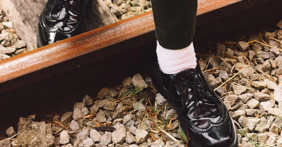 réparation de chaussures en cuir verni craquelé : redonnez vie à vos souliers préférés avec un service professionnel de restauration et remise à neuf.