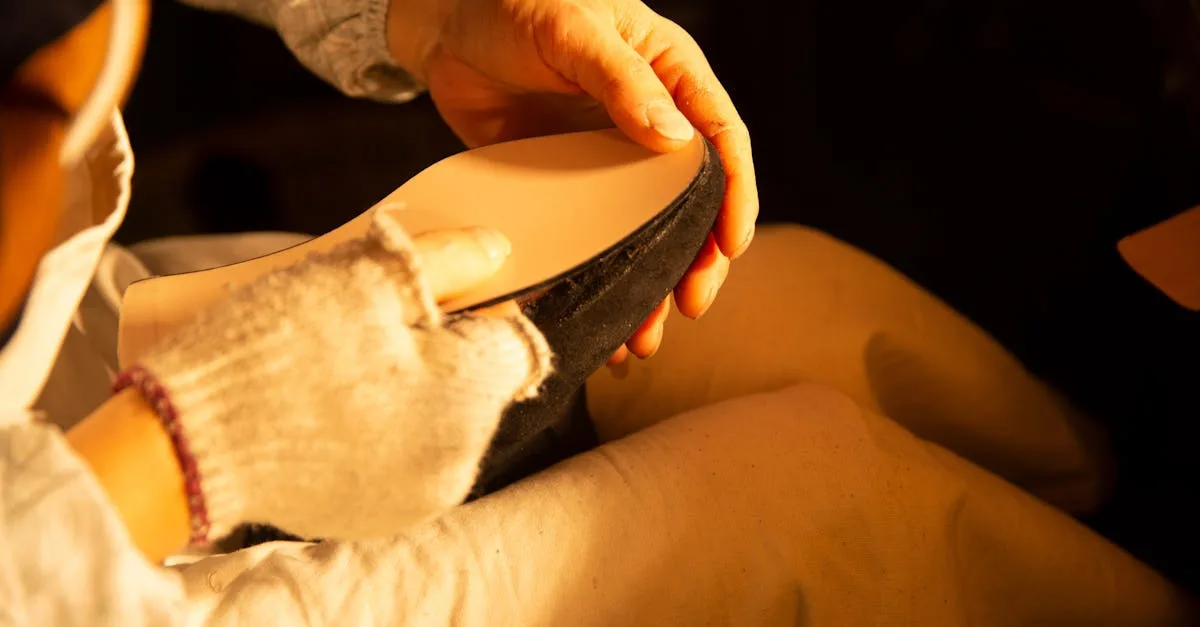 réparation de chaussures en cuir verni craquelé : redonnez éclat et souplesse à vos chaussures préférées grâce à nos services professionnels et rapides.