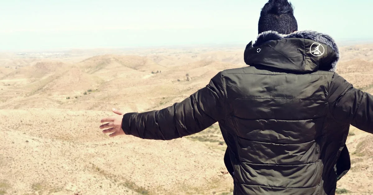 découvrez notre veste à capuche alliant confort et style, parfaite pour toutes les saisons et toutes les occasions.