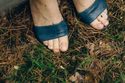 découvrez des méthodes efficaces pour éliminer l'humidité de vos chaussures et garder vos pieds au sec toute la journée.