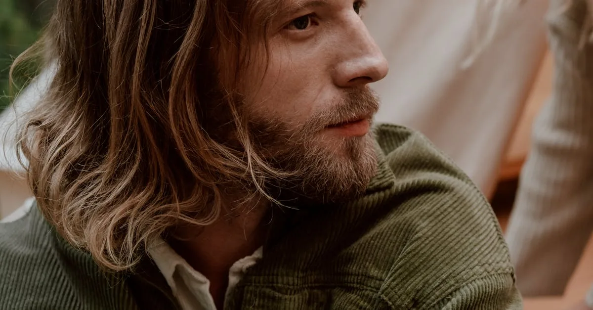 découvrez des conseils pratiques pour la coloration des cheveux pour hommes, adaptés à tous les styles et types de cheveux.