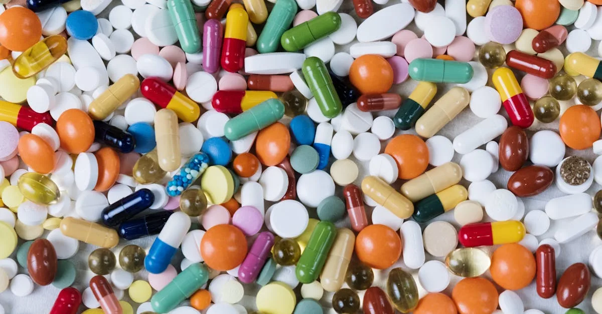 découvrez la durée des saignements liée à la prise de pilules contraceptives, leurs causes possibles et comment les gérer efficacement.