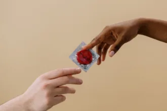 découvrez les risques potentiels des déodorants intimes et comment les utiliser en toute sécurité pour préserver votre santé intime.