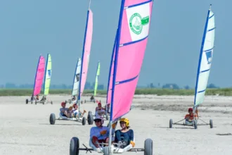 découvrez le land sailing, une activité sportive alliant vitesse et sensation de liberté sur terre, grâce à des véhicules légers propulsés par le vent.