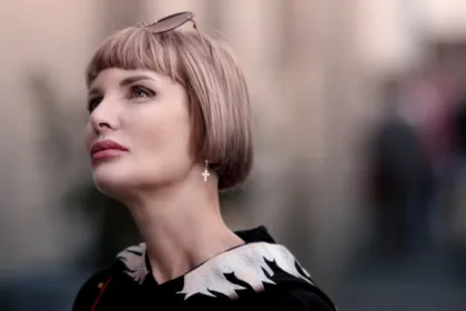 découvrez une coupe mi-longue en couches avec une frange, parfaite pour un style moderne et dynamique qui met en valeur le visage.