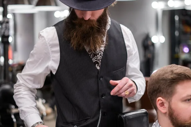 découvrez la coupe taper pour hommes, un style moderne et élégant qui affine la silhouette des cheveux tout en offrant un look soigné et facile à entretenir.