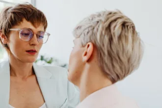 découvrez nos idées de coupes courtes modernes pour femmes, élégantes et tendance, parfaites pour un look frais et dynamique.