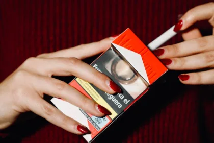 découvrez des méthodes efficaces pour arrêter de vous ronger les ongles et retrouvez des mains saines et belles grâce à nos conseils pratiques.