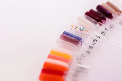 découvrez les causes des taches blanches sur les ongles, souvent liées à des carences nutritionnelles, et apprenez comment y remédier pour des ongles sains.