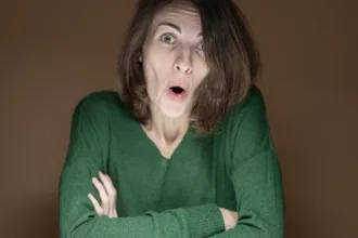 découvrez les différentes réactions des narcissiques, comment les reconnaître et comprendre leur comportement dans diverses situations.