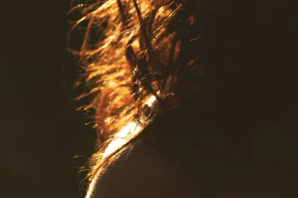 découvrez l'effet de la bétadine sur les cheveux blancs et comment ce produit peut influencer leur apparence et leur santé.