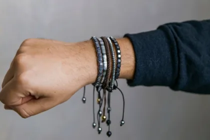 découvrez l'art du bracelet stacking : comment associer plusieurs bracelets pour un style tendance et personnalisé. conseils, idées et inspirations pour sublimer votre poignet.