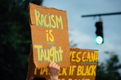 le caudillisme désigne un système politique caractérisé par l'autorité d'un leader charismatique et autoritaire, souvent influent dans l'histoire de l'amérique latine.