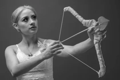 découvrez la beauté naturelle et la définition élégante de l'arc de cupidon, une caractéristique incontournable pour des lèvres parfaitement dessinées et séduisantes.