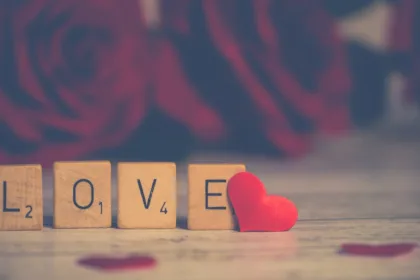 découvrez les multiples facettes de l'amour, une émotion puissante qui unit, inspire et transforme nos vies au quotidien.