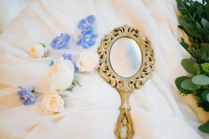 découvrez la signification des heures miroir et comment interpréter ces messages mystérieux que votre montre ou horloge vous envoie.