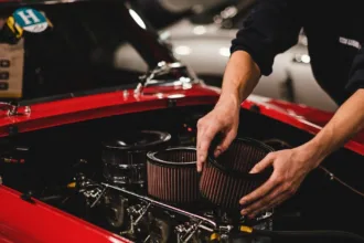 guide complet pour l'assurance et l'entretien des voitures classiques, comprenant des conseils pratiques pour protéger et maintenir vos véhicules d'époque en parfait état.