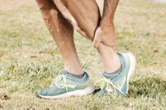 découvrez les causes, symptômes et traitements efficaces pour soulager la douleur au talon et retrouver votre confort de marche.